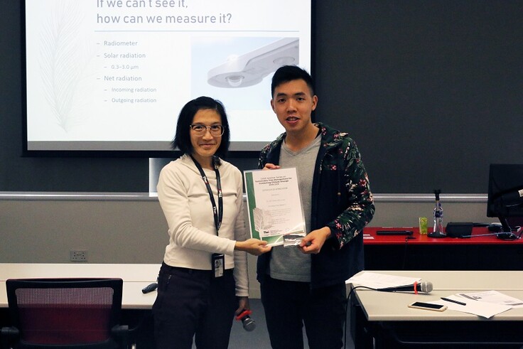 As a token of thanks, Dr. Caroline Law, Teaching Fellow, Department of Environment of the Faculty of Design and Environment, presented the THEi gifts to Dr. Louis Lee.